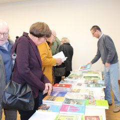 Der Bücherstand des Verlags für Regionalgeschichte stieß bei der Eröffnung des Stadt- und Kreisarchivs auf großes Interesse