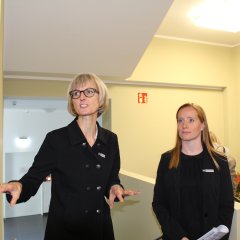 Die Architektinnen Birgit Melisch (li.) und Annika Hubold führten durch das neue Stadt- und Kreisarchiv