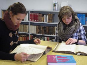 Schülerinnen beim Aktenstudium Schülerinnen beim Aktenstudium