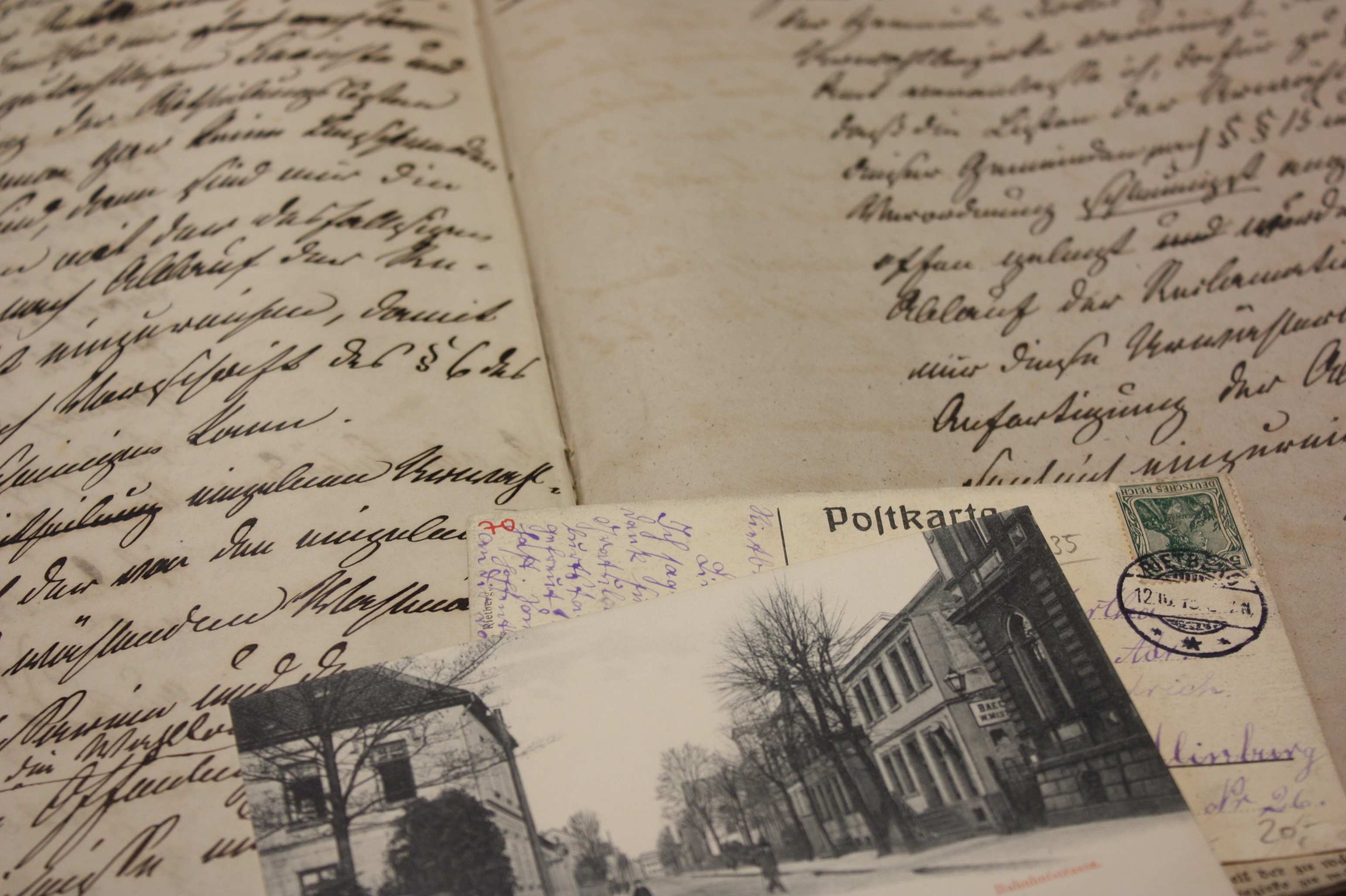 Schriftstücke und Postkarten aus dem Kreisarchiv Gütersloh
