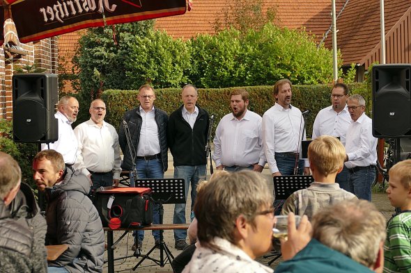 Gruppe von Männern beim Singen