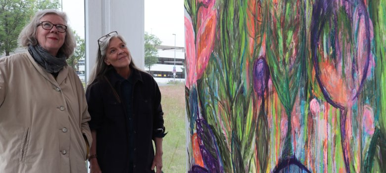 Silvana Kreyer (l.), Vorstandsmitglied im Kunstverein für den Kreis Gütersloh, und die Künstlerin Gabriela Brass im Pavillon, den die Gütersloher Künstlerin im Juni bespielt.     