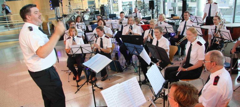 Das Symphonische Blasorchester der Feuerwehr Gütersloh unter Leitung von Daniel Reichert bestritt den musikalischen Auftakt beim Sommerfest am Freitagabend im Kreishaus-Foyer. 