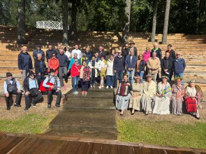 Ein letztes Mal als Landrat in Valmiera  Eine Gruppe Menschen auf einer Freilichtbühne