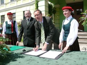Festakt zur Unterzeichnung des neuen Partnerschaftsvertrags mit dem ehemaligen Kreis Valmiera