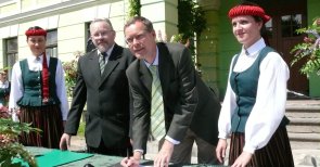 Unterzeichnung des Änderungsvertrages vor durch den Vorsitzenden des neugebildeten Partnerschaftsvereins Vitauts Stana (links) und Landrat Sven-Georg Adenauer