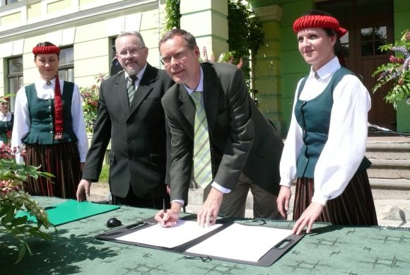 Unterzeichnung des Änderungsvertrages vor durch den Vorsitzenden des neugebildeten Partnerschaftsvereins Vitauts Stana (links) und Landrat Sven-Georg Adenauer