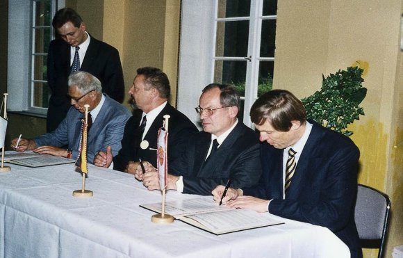 Gegenunterzeichnung der Partnerschaftsurkunden in der Orangerie des Schlosses zu Rheda