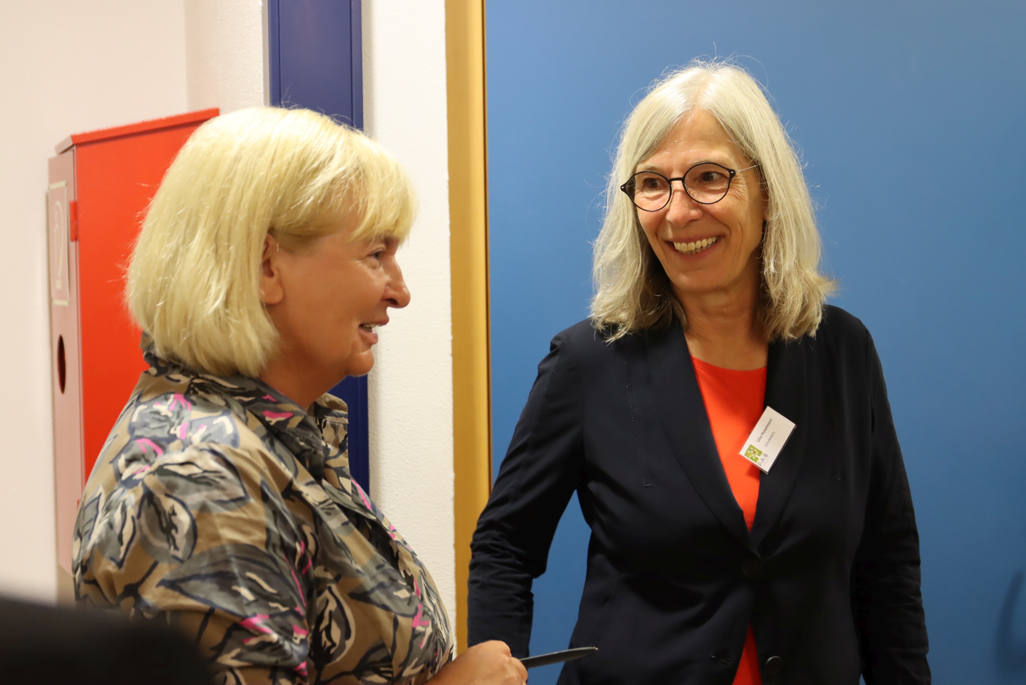 Rudite Markus, Partnerschafts-beauftragte des Bezirks Valmiera, und Schulleiterin Ulla Husemann