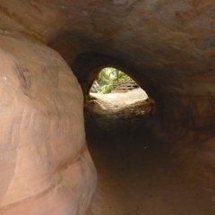 Teufelshöhle im Park Skanakalns