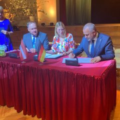 Guntis Gladkins, Sarah Süß und Jānis Baiks unterzeichnen den Partnerschaftsvertrag zwischen der Stadt Rujiena und der Gemeinde Steinhagen. 