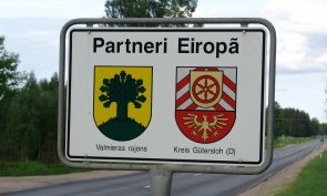 Straßenschild zur europäischen Partnerschaft der Region Valmiera und dem Kreis Gütersloh