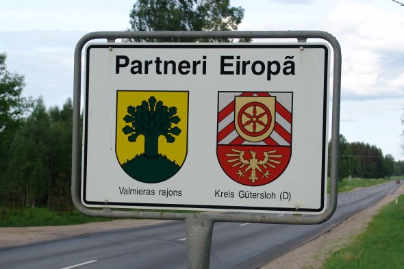Straßenschild zur europäischen Partnerschaft der Region Valmiera und dem Kreis Gütersloh