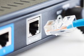 Laptop mit Netzwerk-Kabel