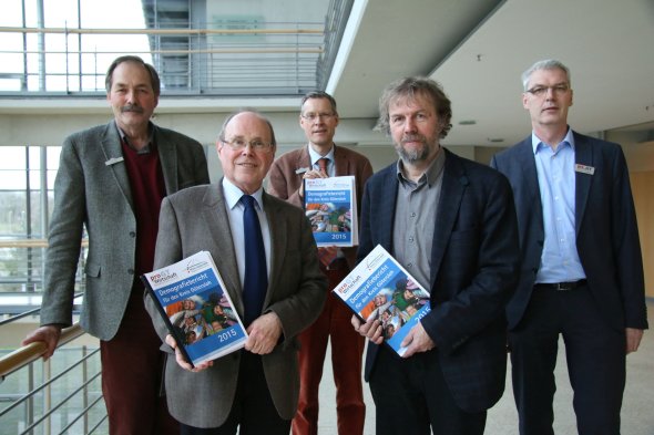 Präsentierten den Demografiebericht 2015 (v.l.): Wilhelm Gröver, Dr. Jürgen Flöttmann, Landrat Sven-Georg Adenauer, Reinhard Loos und Albrecht Pförtner.