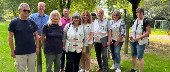 Personen stehen nebeneinander und blicken in die Kamera