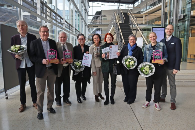 Elke-Maria Hardieck (Mitte), Vorsitzende der Jury des NRW-Heimatpreises auf Kreisebene, und Kreisarchivar Ralf Othengrafen (r.) mit den Preisträgern (v.l.) Reinhard Beckord und Hans-Hermann Strandt (Kulturgemeinschaft Dreiecksplatz e.V.), Gerhard Blumenthal und Giesela Hörster (Flüchtlingshilfe St. Johanns Baptist Schloß Holte-Stukenbrock), Juliane Hiersemann und Ruth Prior-Dresemann (Gütersloher Tafel e.V.) und Friederike Hegemann (Interessengemeinschaft Künsebecker Bürger). 