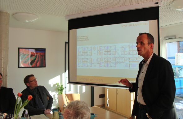 Thorsten Mertens, Vorstand des Spar- und Bauvereins Paderborn erklärt das Modell des Pontanus-Carrés