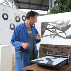 Manfred Makowski mit einer kleinen Druckerpresse