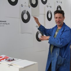 Manfred Makowski mit Werken seiner Ausstellung