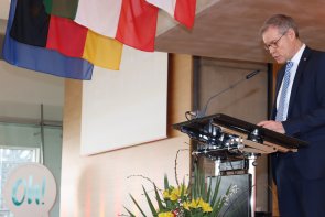 Herr Adenauer am Rednerpult beim Festakt 